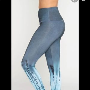 XL Onzie brand graphic tie dye legging